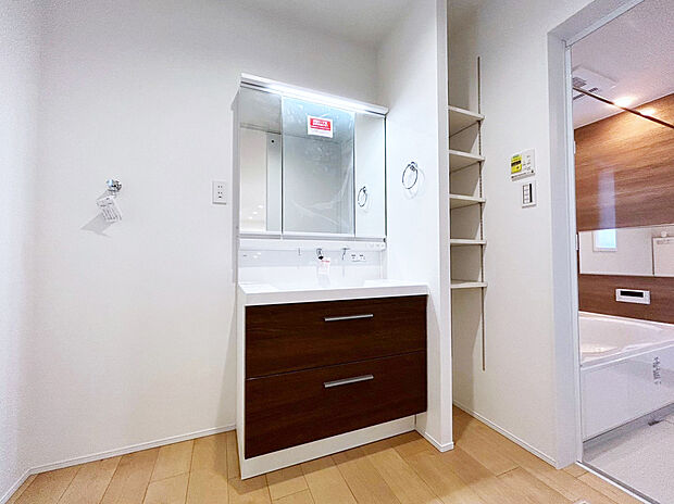 【洗面 同仕様写真】■リクシル 「EV」。洗面器一体型カウンターでつぎ目などの凹凸がなく汚れもさっとひと拭き。節水と省エネ性にすぐれた上から水のでるキレイアップ水栓。