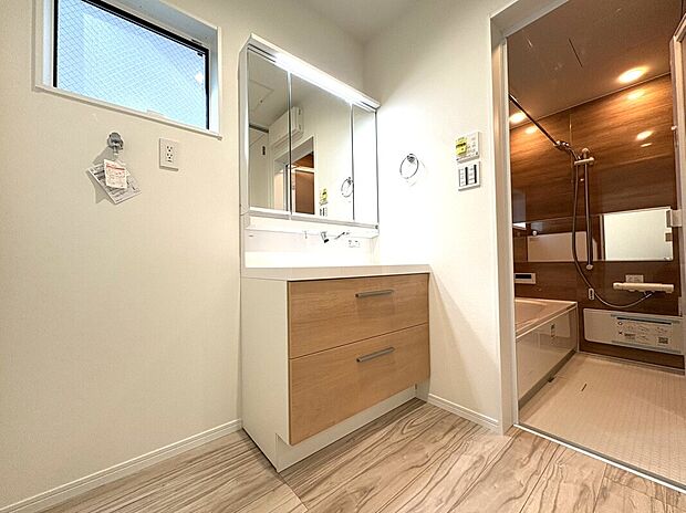 【洗面台 B号棟】■リクシル 「EV」。洗面器一体型カウンターでつぎ目などの凹凸がなく汚れもさっとひと拭き。また節水と省エネ性にすぐれた上から水のでるキレイアップ水栓