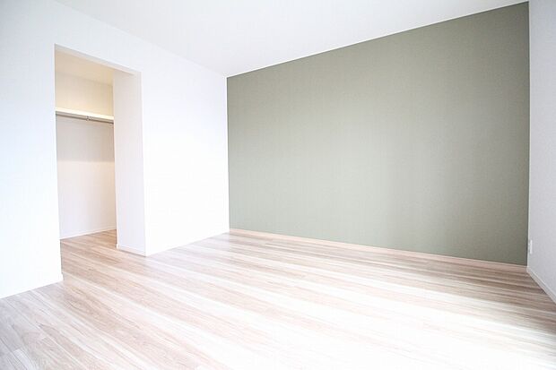 【主寝室 B号棟 同仕様写真】■ゆったりとした広さを確保した癒しの主寝室。広々ウォークインクローゼット設置で、収納力も十分。快適な新生活が送れます。