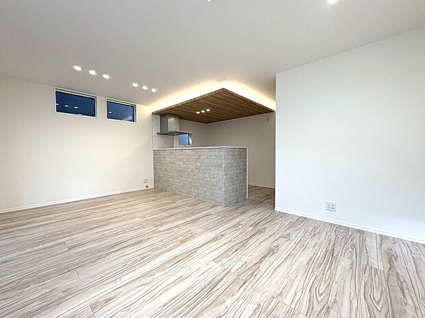 【リビング B号棟】■吹抜がリビングをより明るく、開放的な空間に