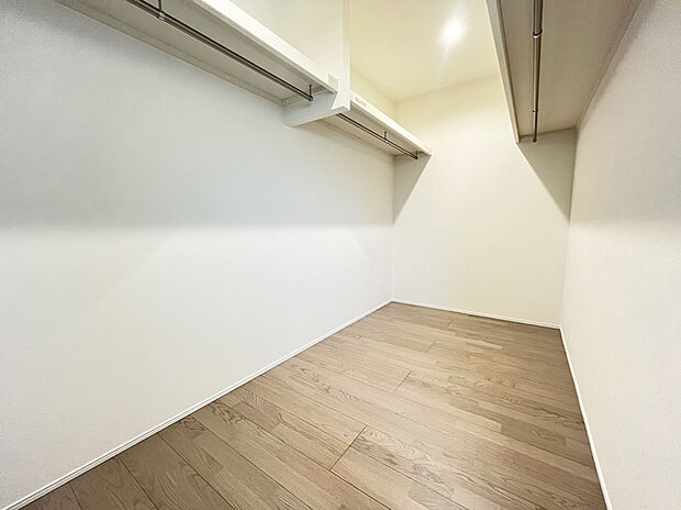 【WIC　同仕様写真】■ゴルフバックやキャリーケースなど、大きなものの収納場所にも困りません。季節の家電や、布団、衣替えの衣類なども収納することができます。