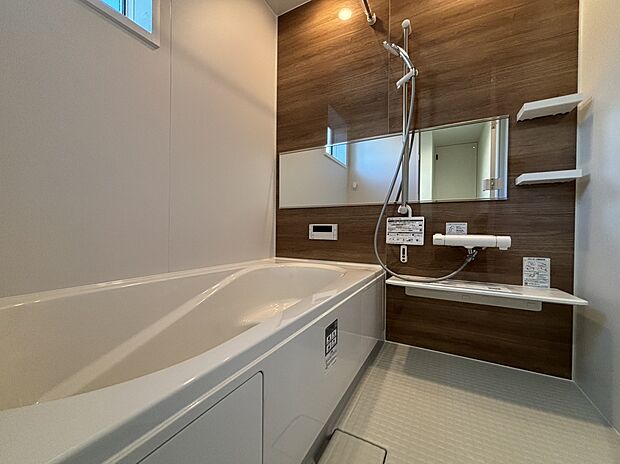 【浴室 施工例】■リクシル システムバスルーム「AX」。フロアはスポンジが奥まで入り掃除がラクラク。また独自の断熱層を使用しているため冬場でも冷やっとしません。