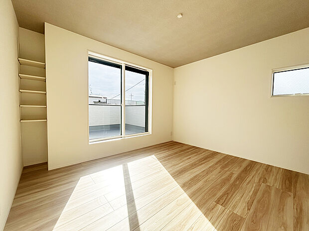 【主寝室　施工例写真】ゆとりあるサイズの主寝室　ベッド、サイドテーブル、テレビを置いても充分な広さです。
南面バルコニーからは暖かい光が差し込みます！
