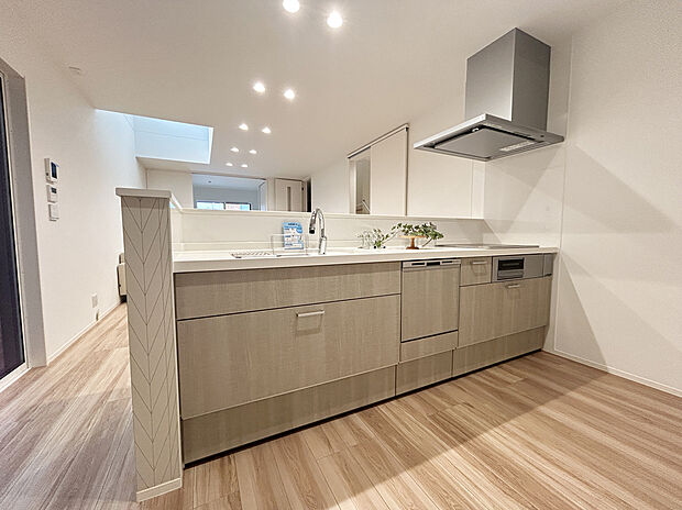 【リクシル　システムキッチン「ES」】【キレイシンク】
シンク底面がフラットで排水口の見えないスッキリデザイン人造大理石製のシンク。
【タッチレス水栓】
吐水も止水も手をかざすだけなので省エネ効果が期待できます。
また、食器洗い乾燥機、熱のこもりにくいIHコンロ、お手入れのしやすい目地のないフラットなキッチンパネル採用するなど、毎日の家事を快適に行えるように厳選したシステムキッチンです。