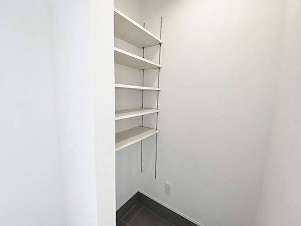 【土間収納　同仕様写真】■ゴルフバックやベビーカーを収納できる土間収納付き