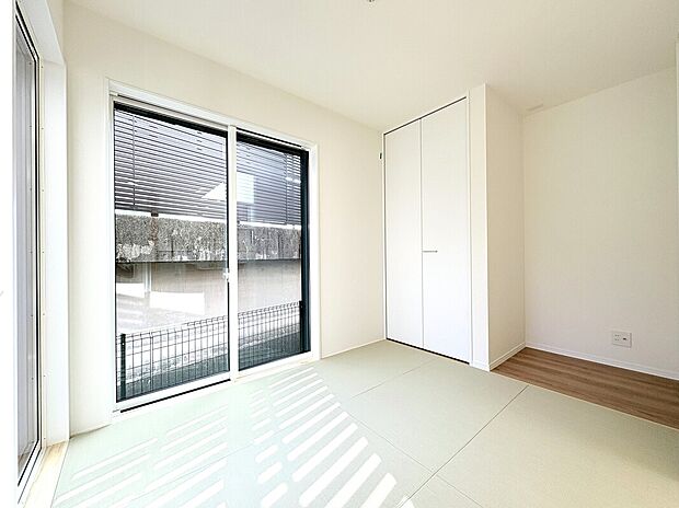 【和室　A号棟】■家の雰囲気を損なわせないモダンなタタミを採用
■使い勝手の良いリビング横
