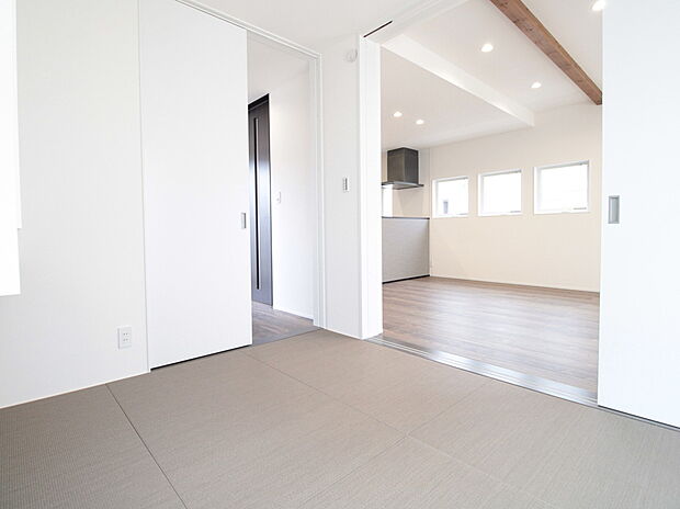 【和室　施工例】■家の雰囲気を損なわせないモダンなタタミを採用
■使い勝手の良いリビング横
