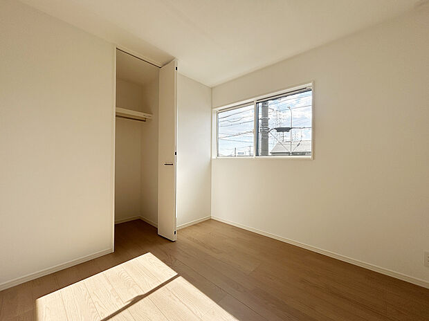 【洋室　施工例写真】十分な収納スペースをつくることで美しい空間づくりの手助けをします