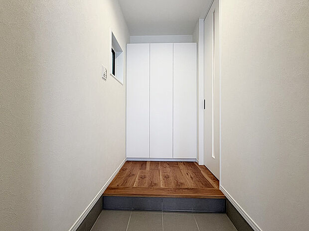 【玄関　B号棟】容量の下駄箱を採用しておりますので、お履物はもちろん、稼動棚を動かせば履物以外も収納できます。