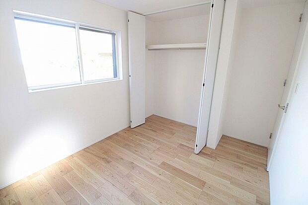 【洋室　同仕様】■安全にも配慮。窓の位置を高くした子ども部屋。小さなお子様の転落を防ぎます。
