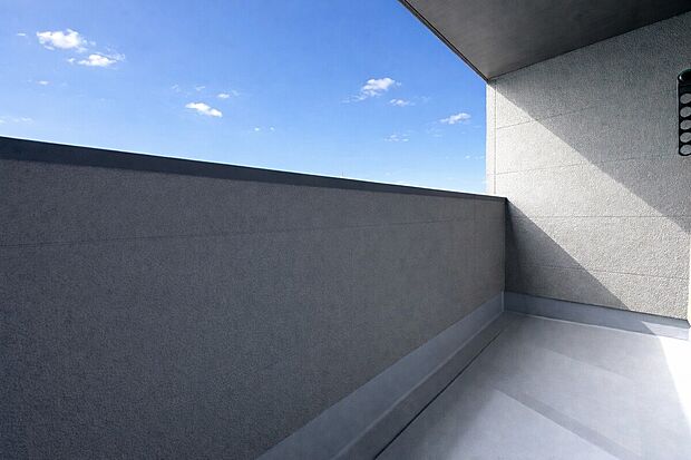 【バルコニー】■奥行きのあるバルコニー
■洗濯物が良く乾く南向き