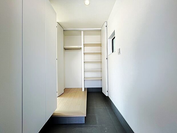 【土間収納 同仕様写真】■ゴルフバックやベビーカーを収納できる土間収納付き