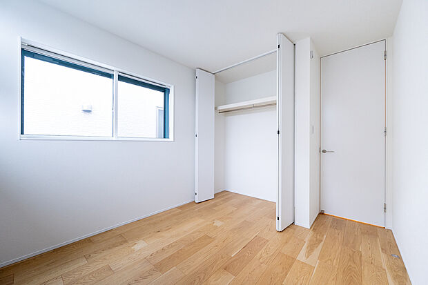 【洋室 同仕様写真】■十分な収納スペースをつくることで美しい空間づくりの手助けをします。