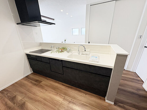 【キッチン A号棟】■リクシル システムキッチン「ES」洗練されたデザインと優れた使いやすさ。最新機能も多彩に備えた、システムキッチン。暮らしの中心として、家族が自然と集まる空間が実現