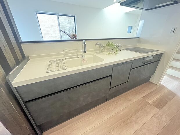 【キッチン　同仕様写真】■リクシル　システムキッチン「ES」洗練されたデザインと優れた使いやすさ。最新機能も多彩に備えた、システムキッチン。暮らしの中心として、家族が自然と集まる空間が実現します。