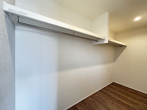 【ＷＩＣ同仕様写真】主寝室には大型のクローゼットがありたくさんの荷物が収納できます！
