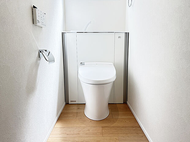 【トイレ　同仕様写真】■INAX　「ベーシアピタ フチレス」。汚れにくくお掃除のしやすいフチレス形状の便器を採用することで少ない水でもしっかり汚れを洗い流し、清潔でデザイン性のある空間を実現します。