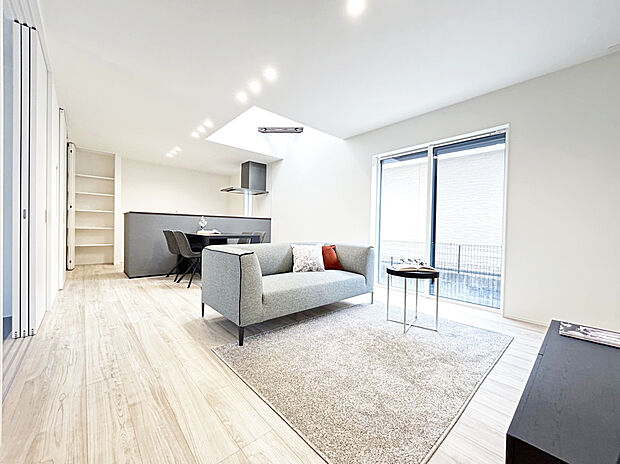 【リビング　同仕様写真】ガス温水式床暖房を搭載し、空気の乾燥、汚すことなく冬場でも快適です。
