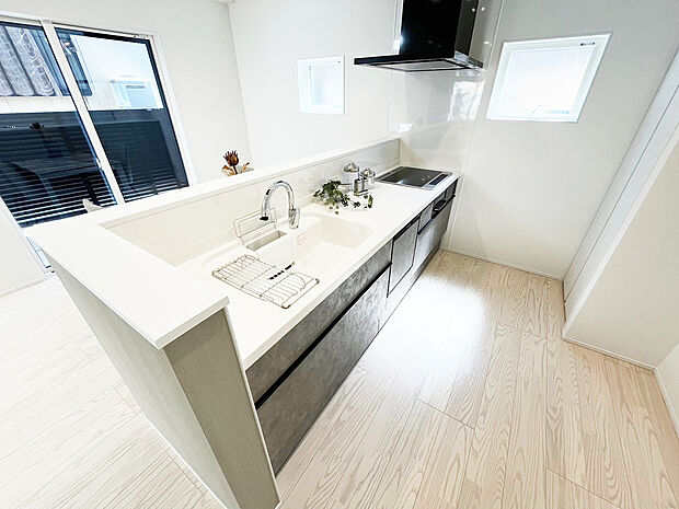 【キッチン　同仕様写真】■リクシル　システムキッチン「ES」洗練されたデザインと優れた使いやすさ。最新機能も多彩に備えた、システムキッチン。暮らしの中心として、家族が自然と集まる空間が実現します。
