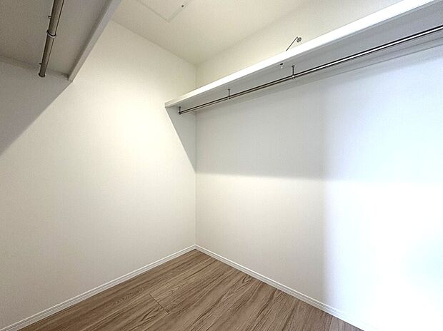 【ウォークイン B号棟】■主寝室にはウォークインクローゼットを設け、十分な収納スペースをつくることで美しい空間づくりの手助けをします。