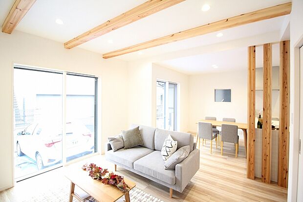 【リビング 施工例】■空気を汚さず、ふく射熱で足元からポカポカと暖まる床暖房付き
■南向きのリビングには心地いい日差しが差し込みます