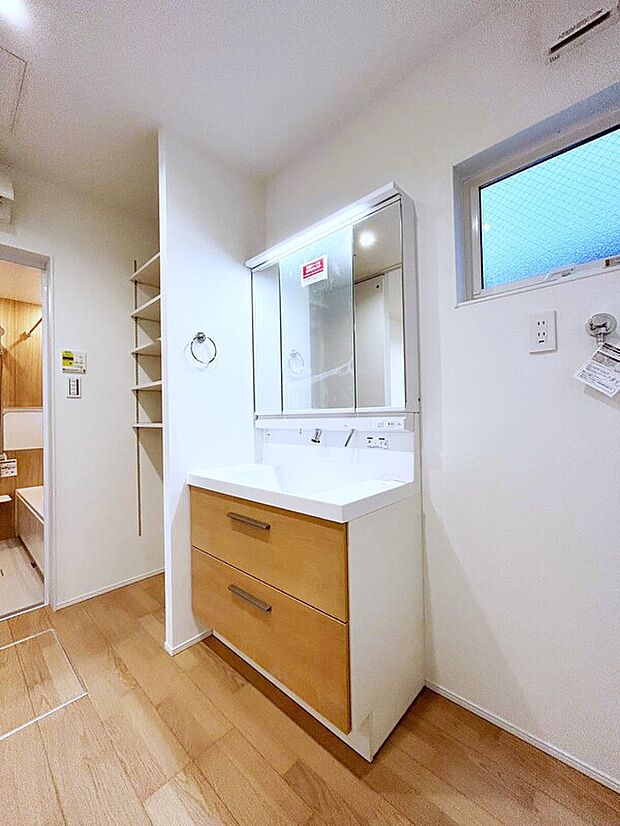 【洗面　施工例写真】■リクシル　「EV」。洗面器一体型カウンターでつぎ目などの凹凸がなく汚れもさっとひと拭き。また節水と省エネ性にすぐれた上から水のでるキレイアップ水栓は、水栓のまわりに水がたまらないのでお掃除が簡単。