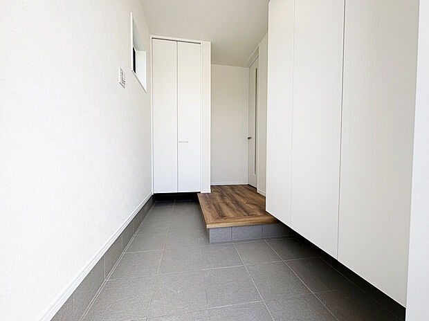 【玄関　A号棟】大容量の下駄箱を採用しておりますので、お履物はもちろん、稼動棚を動かせば履物以外も収納できます。
玄関横の土間収納には掃除道具や外用玩具、ベビーカーなどをそのまま収納することが可能です！
