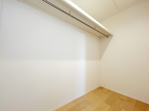 【ウォークイン　同仕様　B号棟】■余分なものを置かずにすみ、寝室内がスッキリするウォークインクローゼット
■ハンガーパイプ付きの枕棚を設置
