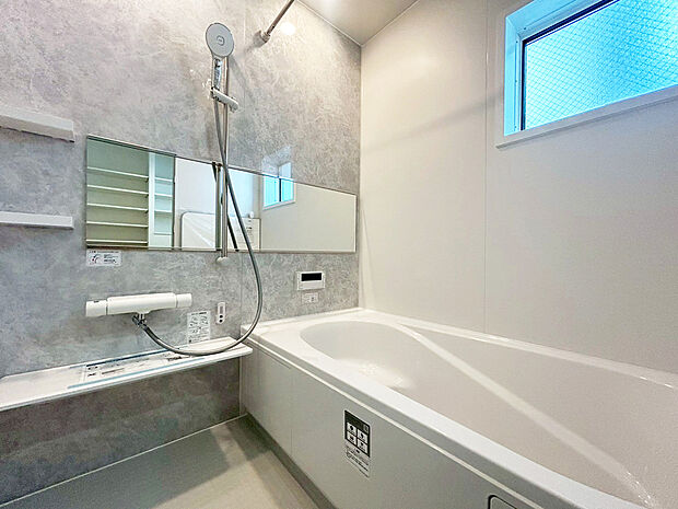 【 浴室 施工例写真】■リクシル システムバスルーム「AX」。フロアはスポンジが奥まで入り掃除がラクラク。また独自の断熱層を使用しているため冬場でも冷やっとしません。