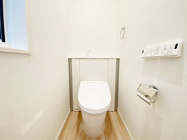 【トイレ 同仕様写真】■INAX 「ベーシアピタ フチレス」。汚れにくくお掃除のしやすいフチレス形状の便器を採用することで少ない水でもしっかり汚れを洗い流し、清潔でデザイン性のある空間を実現します。