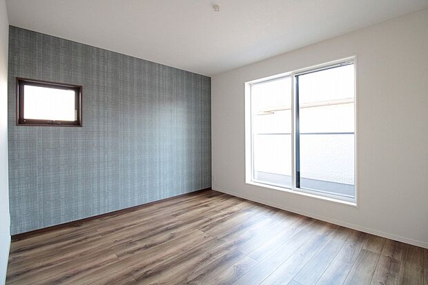 【主寝室　同一仕様】■収納上手ウォークインクローゼット有り　　　　　　　　　　　　■アクセントクロスをあしらった空間