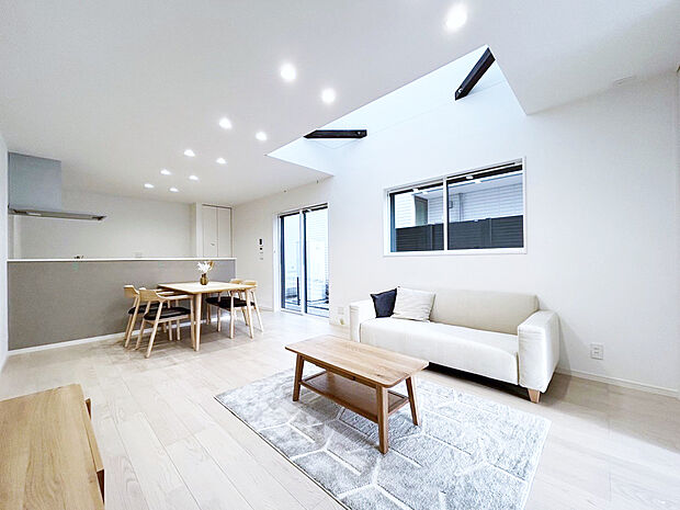 【リビング　同仕様】■吹抜がリビングをより明るく開放的な空間に