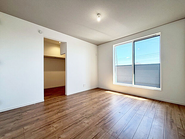 【主寝室　同仕様】■全居室収納あり
■ゆとりの広さ
■ウォークインクローゼットのある洋室は大型の荷物もスッキリ。
