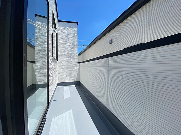 【バルコニー　施工例】■奥行きのあるバルコニー
■洗濯物が良く乾く南向き