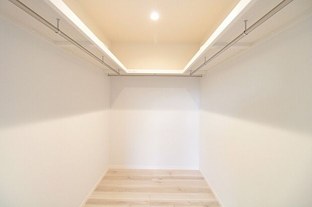 【ウォークインクローゼット　施工例】■余分なものを置かずにすみ、寝室内がスッキリするウォークインクローゼット
■ハンガーパイプ付きの枕棚を設置
