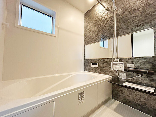 【 浴室　同仕様写真】■リクシル　システムバスルーム「AX」。フロアはスポンジが奥まで入り掃除がラクラク。また独自の断熱層を使用しているため冬場でも冷やっとしません。