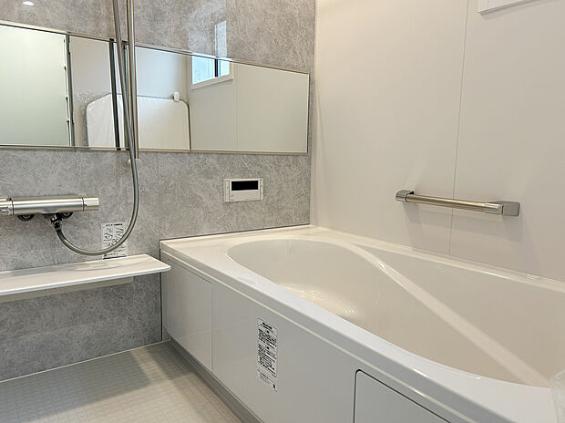 【浴室　施工例写真】リクシル　システムバスルーム「AX」【キレイサーモフロア】
スポンジが奥まで入り、お掃除ラクラク。独自の断熱層で寒い冬場でもヒヤッとしません。
【サーモバスS】
浴槽保温材と保温組フタのダブル保温で、時間が経っても浴槽内の温度を最小限に抑えます。
半身浴のできるベンチ付きの節水型の浴槽、排水口はシャワーなどの排水時に渦を起こして髪の毛やゴミをまとめてくれるためお掃除簡単で汚れもつきにくい構造になっています。
