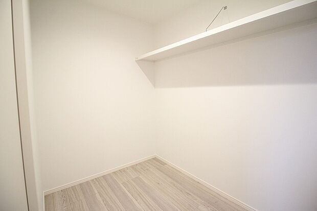 【納戸　同一仕様】■掃除道具やレジャー用品等の収納に便利な納戸
■コンセントを設置することで様々な使い方ができます