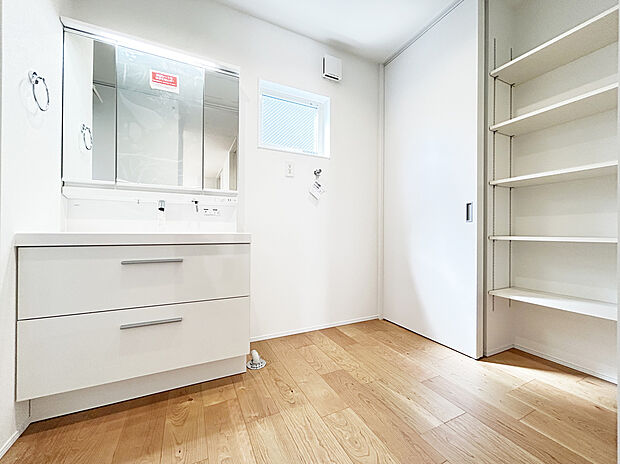 【洗面台 施工例写真】■リクシル 「EV」。洗面器一体型カウンターでつぎ目などの凹凸がなく汚れもさっとひと拭き。節水と省エネ性にすぐれた上から水のでるキレイアップ水栓。