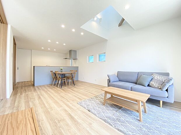 【リビング　施工例】■LDK部分には、光をいれるための独立した吹抜けにより開放感もございます。