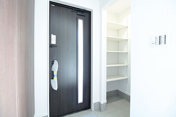 【土間収納　同仕様写真】■奥様に嬉しい大容量の靴収納
■スッキリとしたデザイン