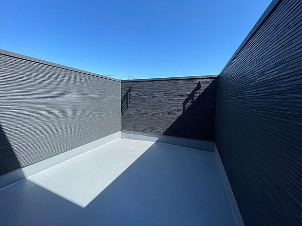 【バルコニー　同仕様写真】■奥行きのあるバルコニー
■洗濯物が良く乾く南向き