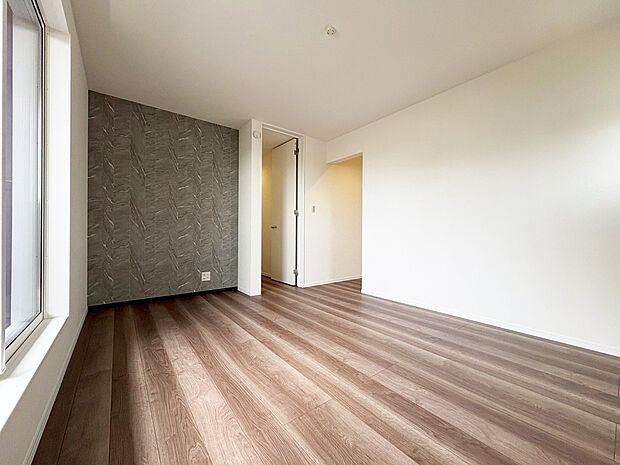 【主寝室　】■全居室収納あり
■ゆとりの広さ
■ウォークインクローゼットのある洋室は大型の荷物もスッキリ。