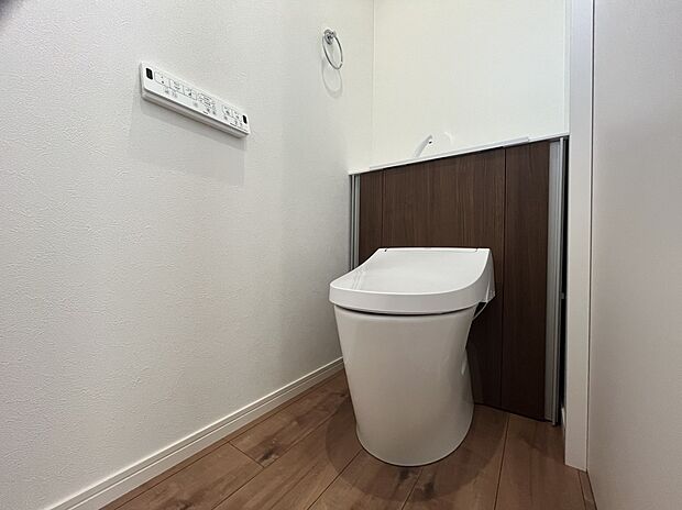 【トイレ 施工例】■INAX 「ベーシアピタ フチレス」。汚れにくくお掃除のしやすいフチレス形状の便器を採用することで少ない水でもしっかり汚れを洗い流し、清潔でデザイン性のある空間を実現します。