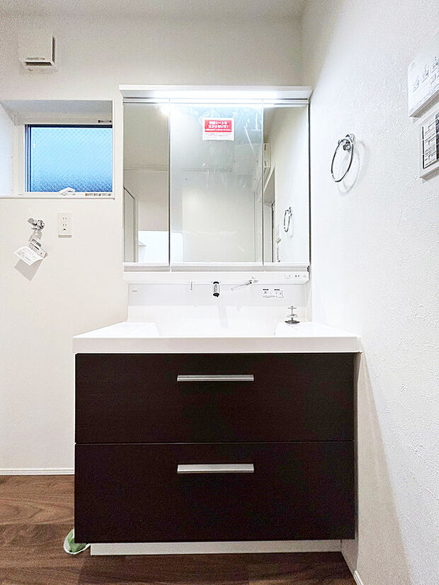 【洗面台 同仕様写真】■リクシル 「EV」。洗面器一体型カウンターでつぎ目などの凹凸がなく汚れもさっとひと拭き。節水と省エネ性にすぐれた上から水のでるキレイアップ水栓。