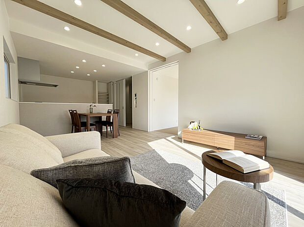 【リビング　施工例】■木肌の美しいあらわし梁がワンランク上の生活を演出
■空気を汚さず、ふく射熱で足元からポカポカと暖まる床暖房付き。