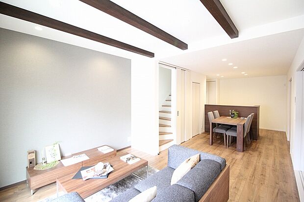 【リビング 同一仕様】■リビングを見渡せる対面式キッチンだからお子様がいても安心