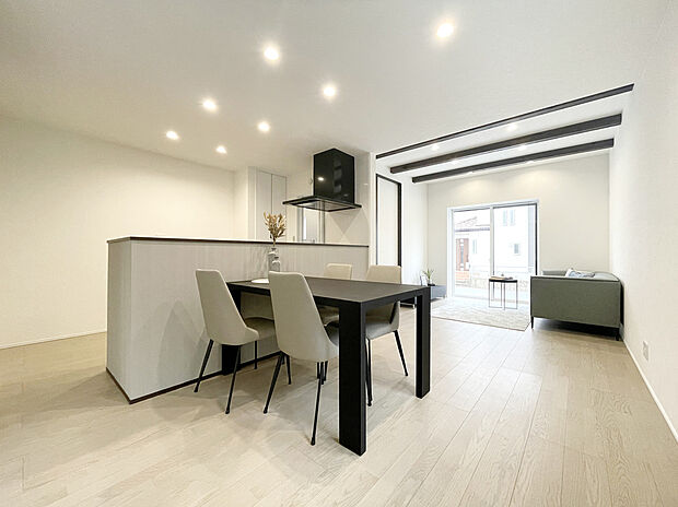 【リビング 施工例写真】ガス温水式床暖房を搭載し、空気の乾燥、汚すことなく冬場でも快適です。