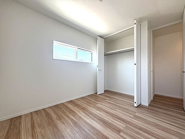【洋室　B号棟】■子ども部屋にも広々クローゼット。吊りレールで開閉がスムーズにおこなえます。