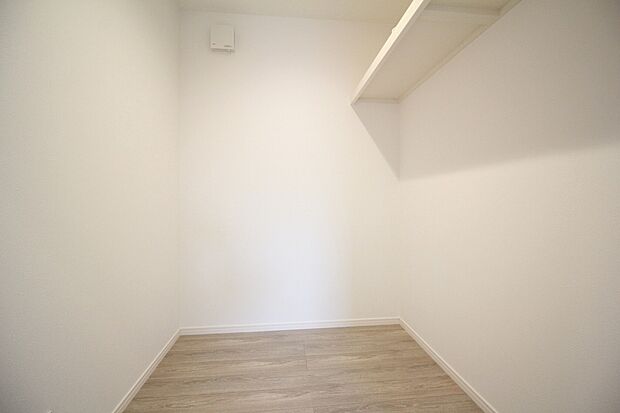 【納戸 A号棟 同仕様写真】■ゴルフバックやキャリーケースなど、大きなものの収納場所にも困りません。季節の家電や、布団、衣替えの衣類なども収納することができます。